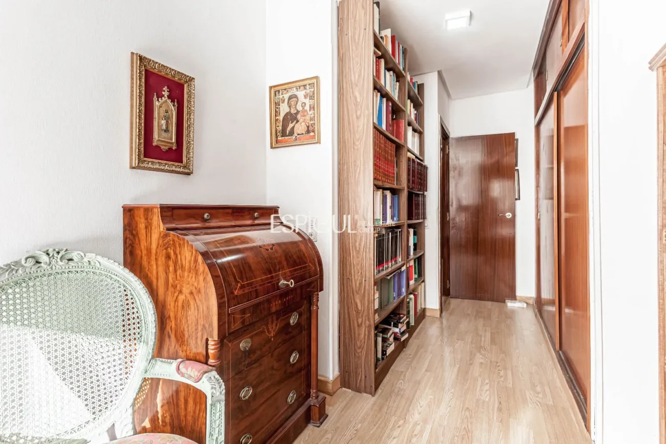 Apartment to renovate in Ortega y Gasset with garage and storage room