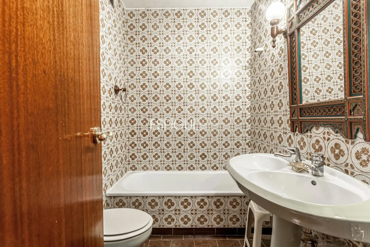 Apartment to renovate in Ortega y Gasset with garage and storage room