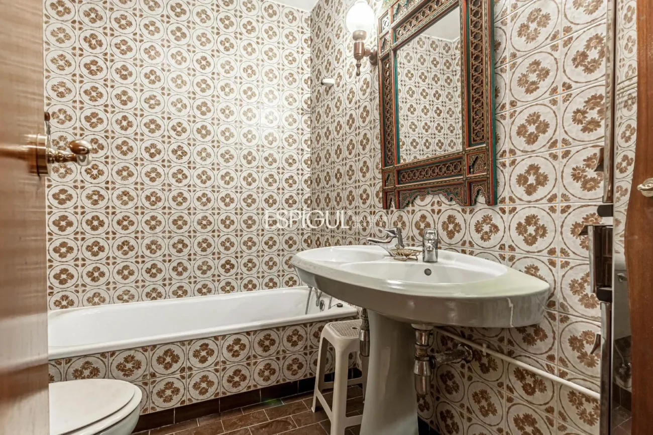 Apartment to renovate in Ortega y Gasset with garage and storage room