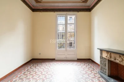 Piso en venta a reformar con terraza en Carrer de Mallorca