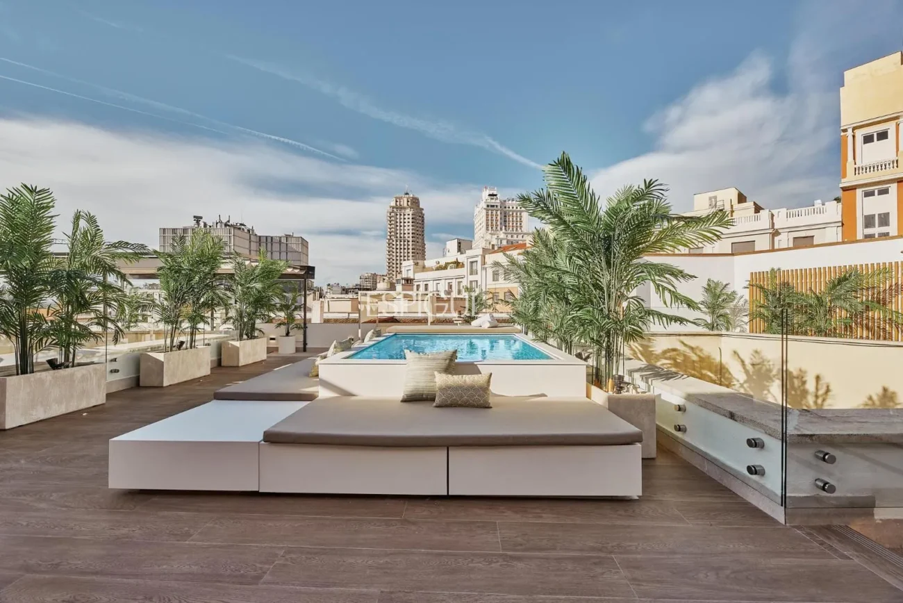 Piso exterior con terraza en Calle Leganitos, Palacio