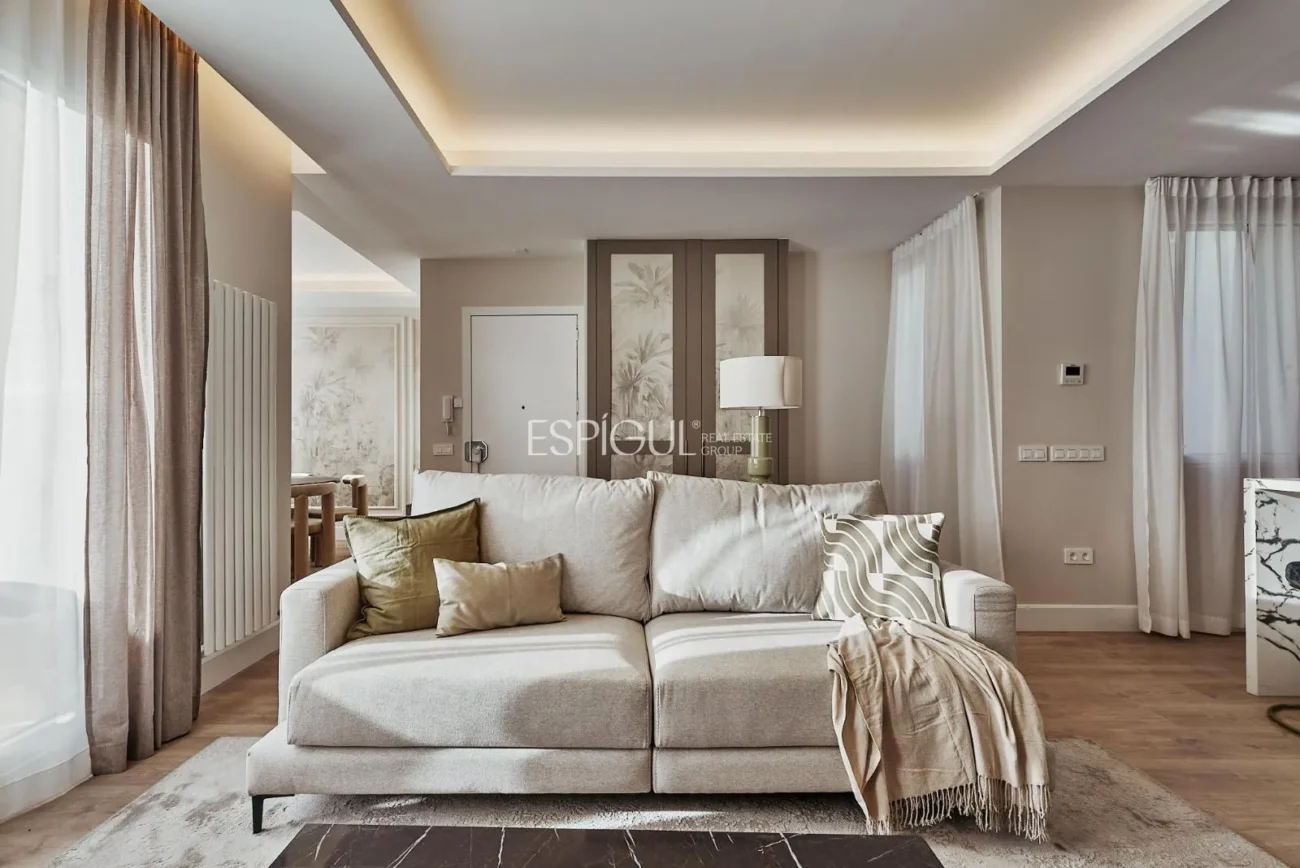 Piso exterior con terraza en Calle Leganitos, Palacio