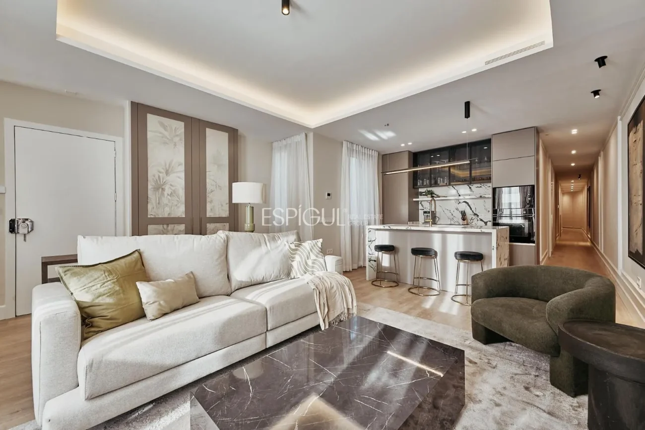 Piso exterior con terraza en Calle Leganitos, Palacio