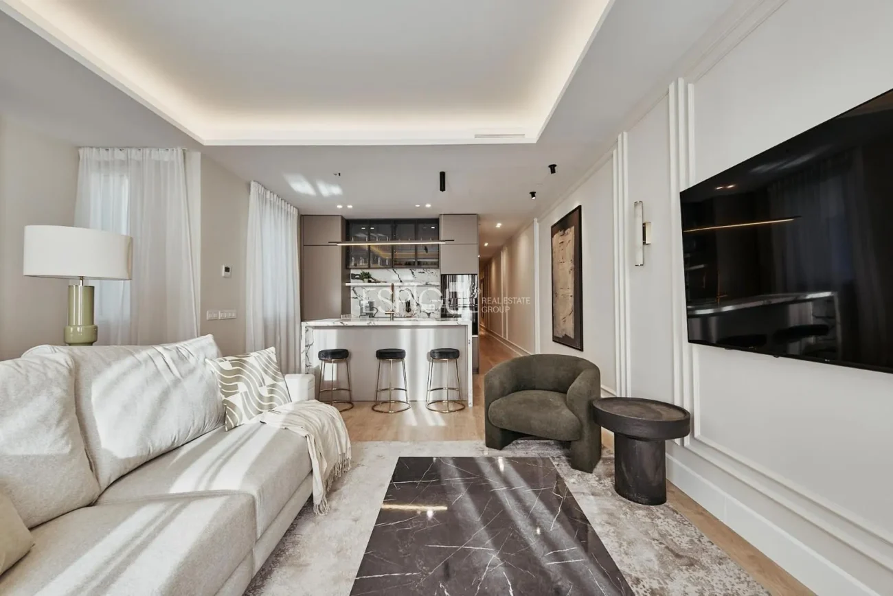 Piso exterior con terraza en Calle Leganitos, Palacio