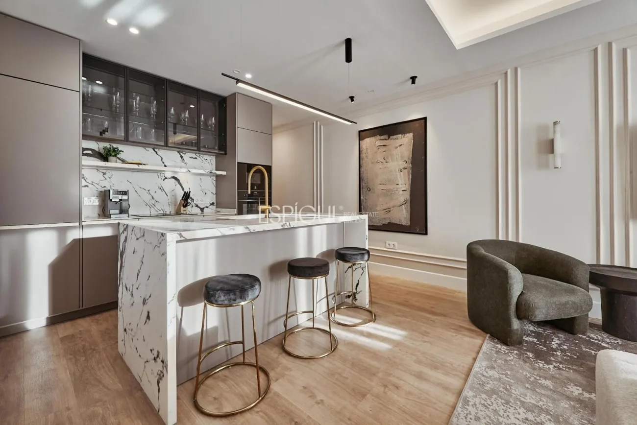 Piso exterior con terraza en Calle Leganitos, Palacio