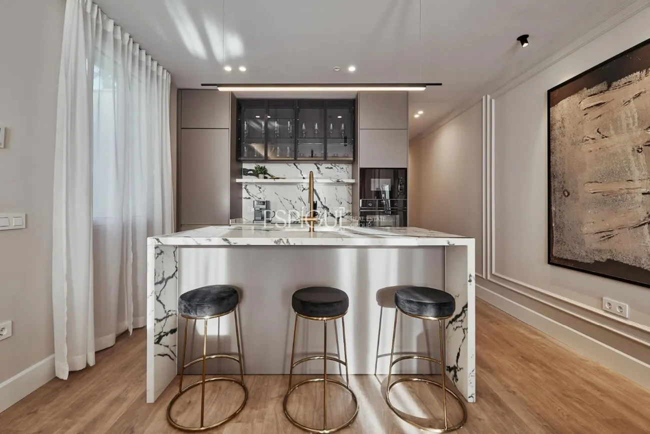 Piso exterior con terraza en Calle Leganitos, Palacio