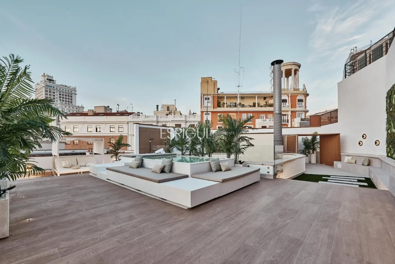 Piso exterior con terraza en Calle Leganitos, Palacio