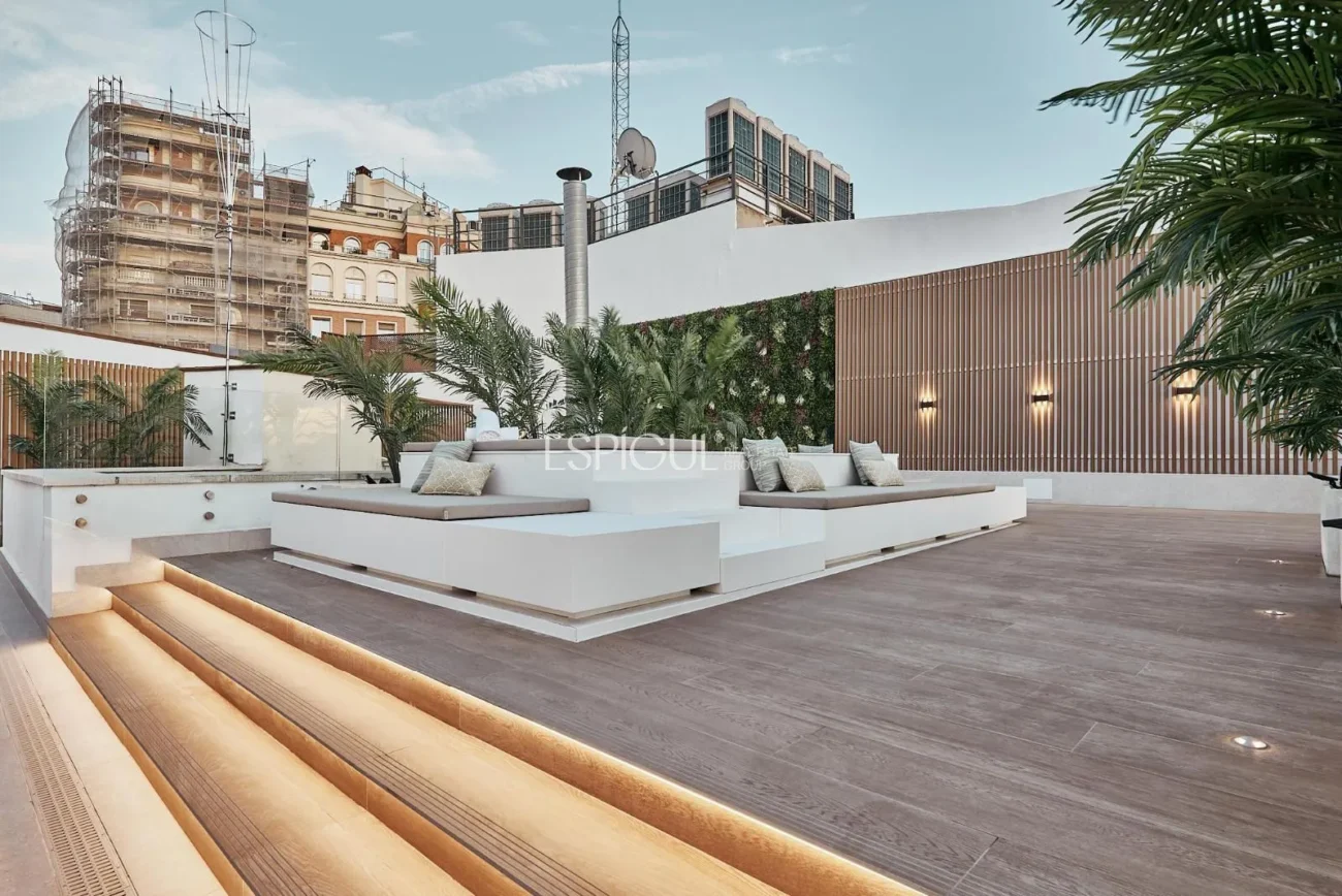 Piso exterior con terraza en Calle Leganitos, Palacio