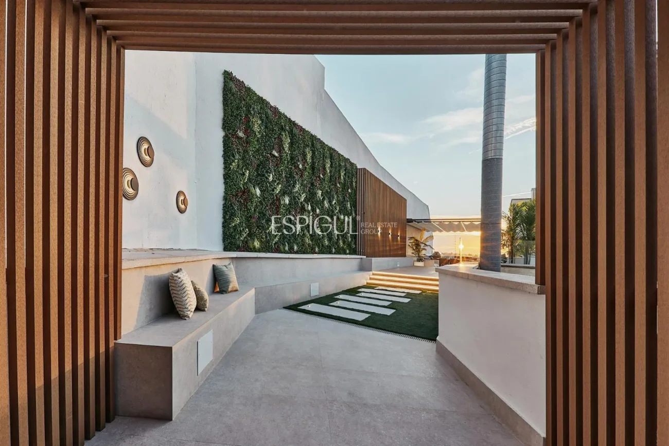 Piso exterior con terraza en Calle Leganitos, Palacio