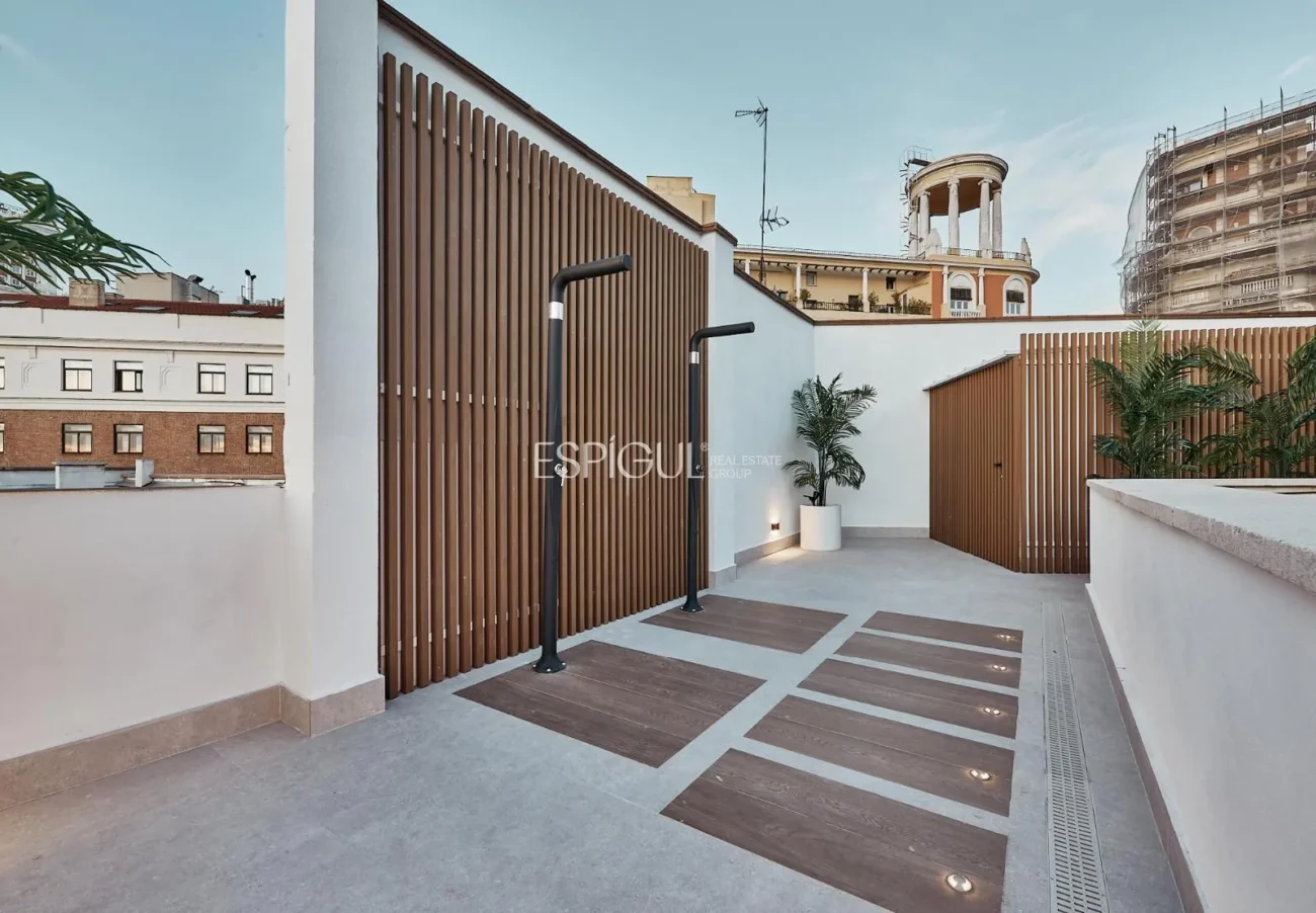 Piso exterior con terraza en Calle Leganitos, Palacio