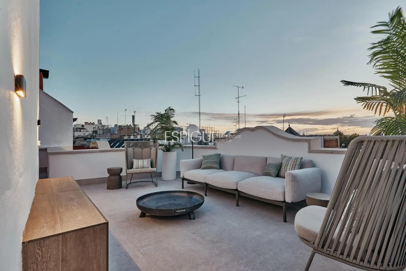 Piso exterior con terraza en Calle Leganitos, Palacio