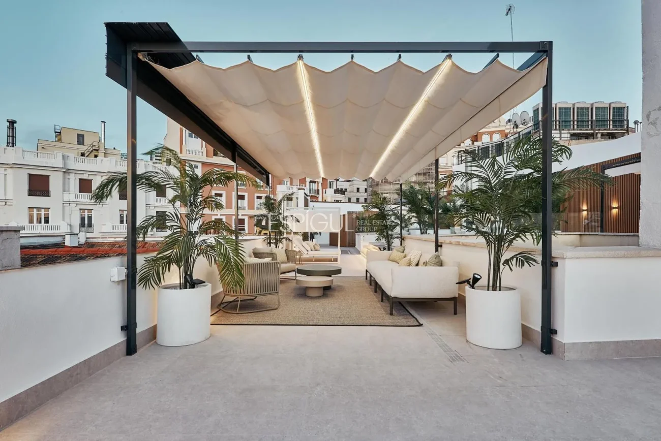 Piso exterior con terraza en Calle Leganitos, Palacio