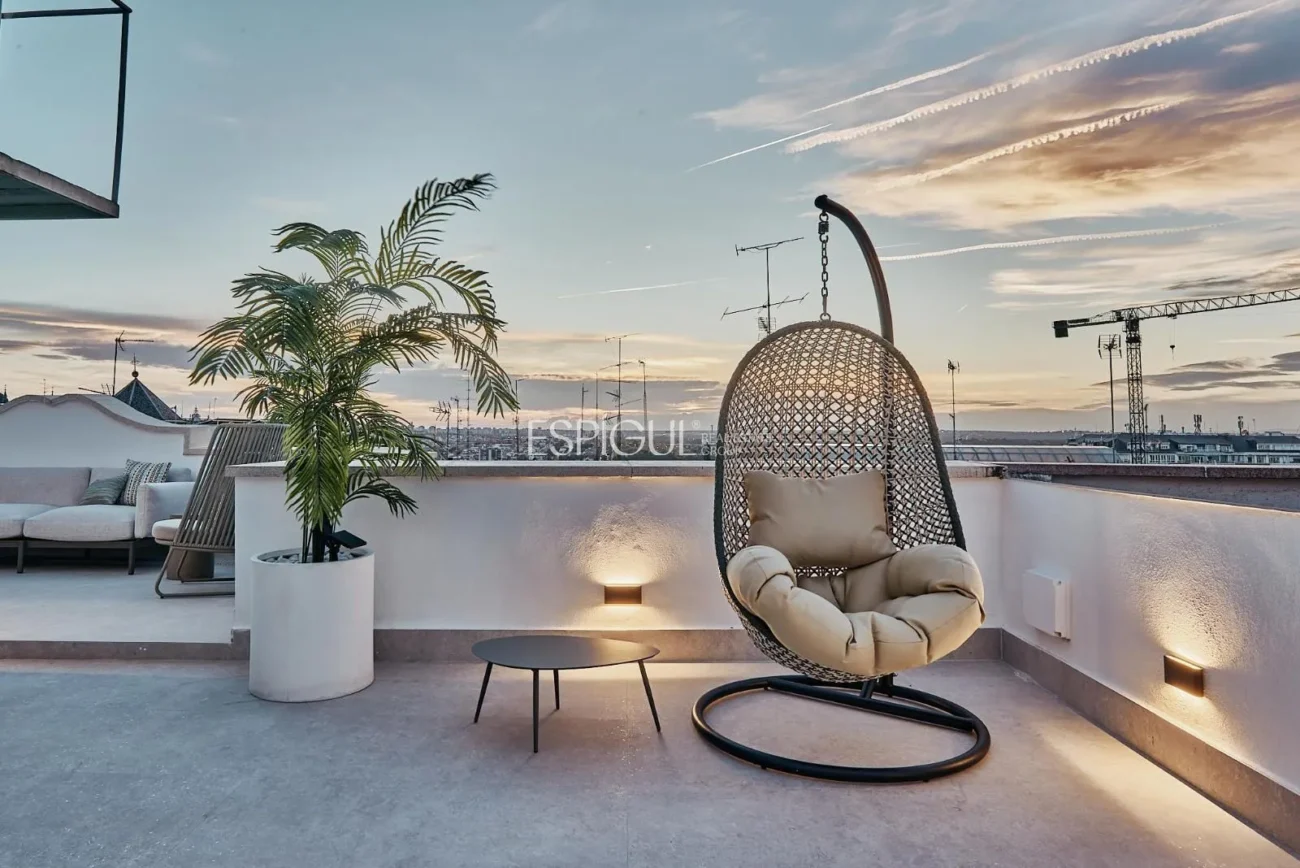 Piso exterior con terraza en Calle Leganitos, Palacio