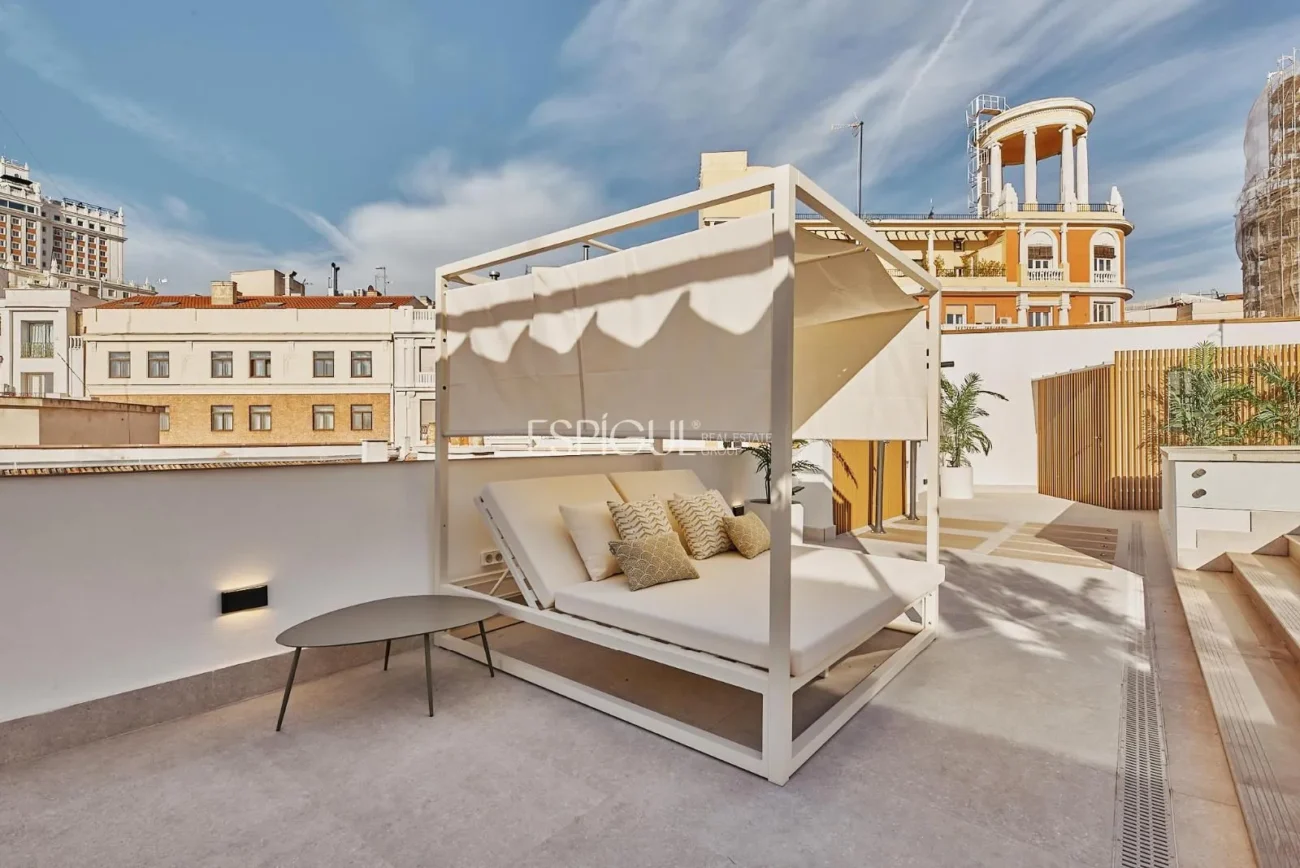 Piso exterior con terraza en Calle Leganitos, Palacio