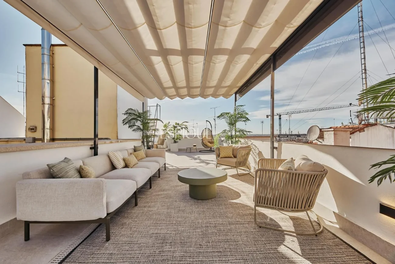 Piso exterior con terraza en Calle Leganitos, Palacio