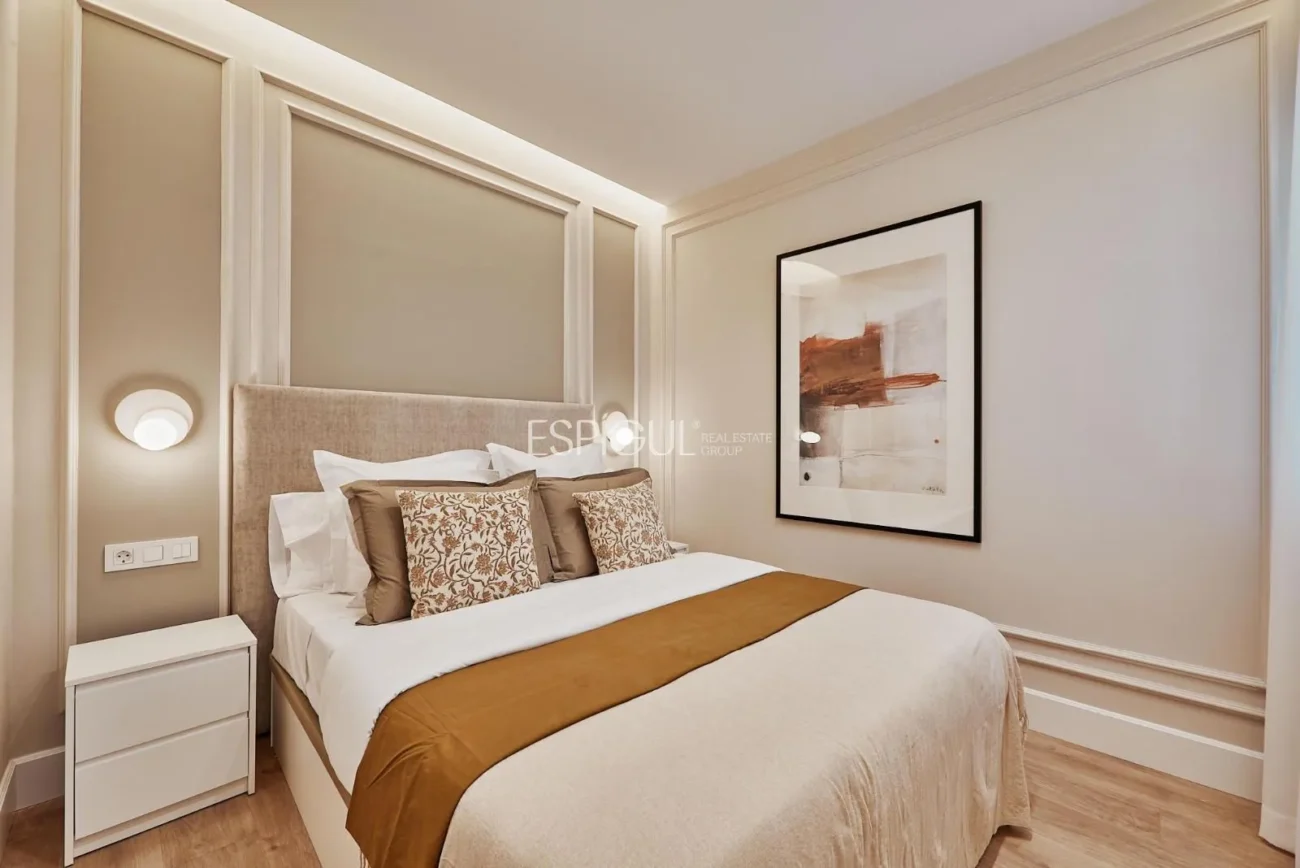 Piso exterior con terraza en Calle Leganitos, Palacio