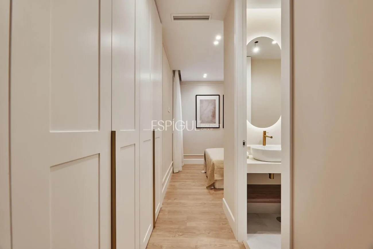 Piso exterior con terraza en Calle Leganitos, Palacio