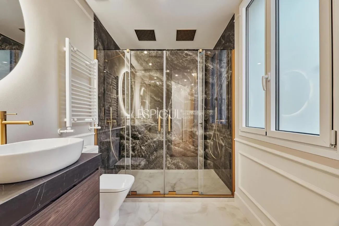 Piso exterior con terraza en Calle Leganitos, Palacio