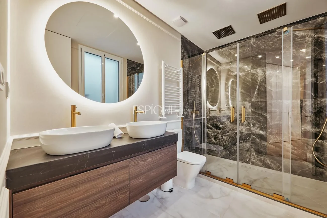 Piso exterior con terraza en Calle Leganitos, Palacio