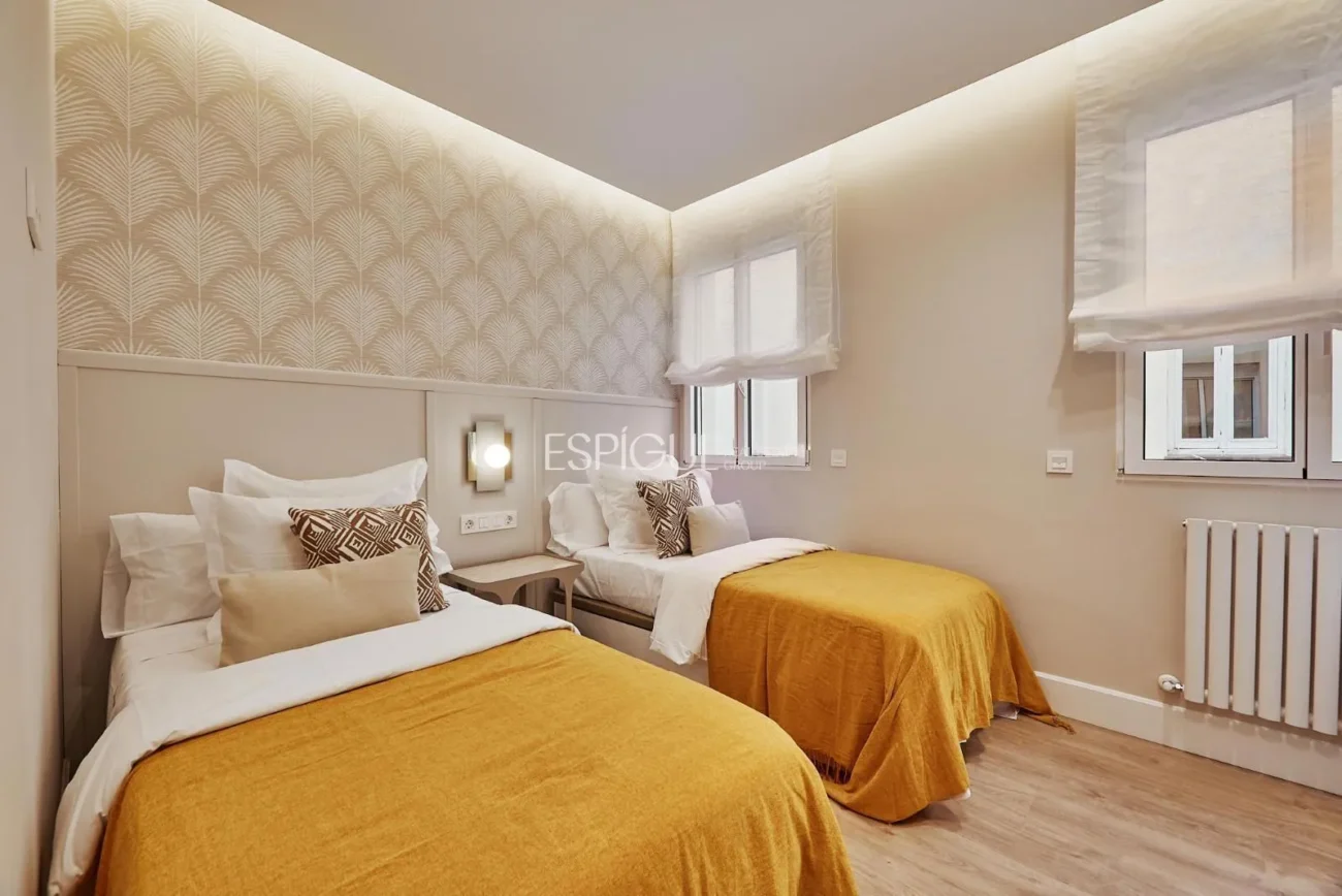 Piso exterior con terraza en Calle Leganitos, Palacio