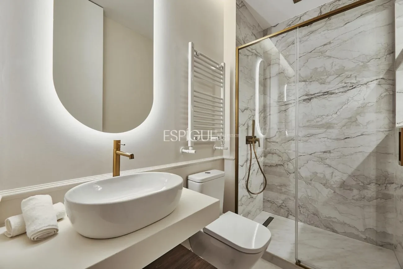 Piso exterior con terraza en Calle Leganitos, Palacio