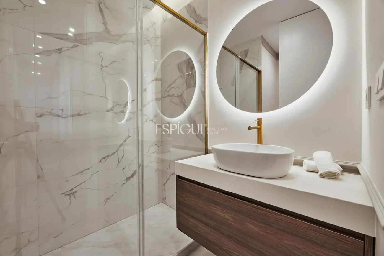 Piso exterior con terraza en Calle Leganitos, Palacio