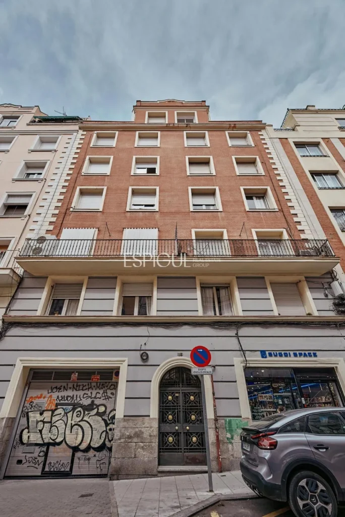 Piso exterior con terraza en Calle Leganitos, Palacio