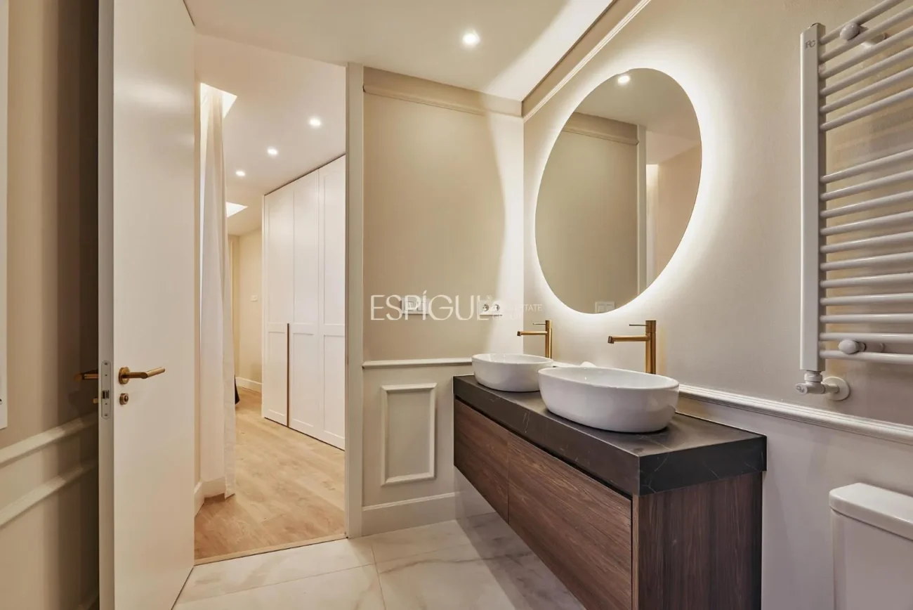 Piso exterior con terraza en Calle Leganitos, Palacio