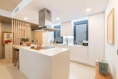 Modern apartment with a 77 m² garden and 2 parking spaces in the heart of Teià.