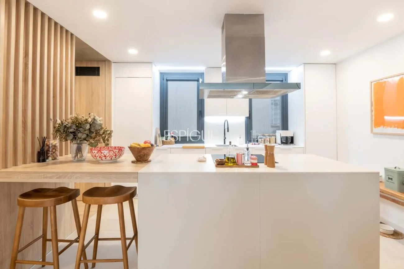 Modern apartment with a 77 m² garden and 2 parking spaces in the heart of Teià.