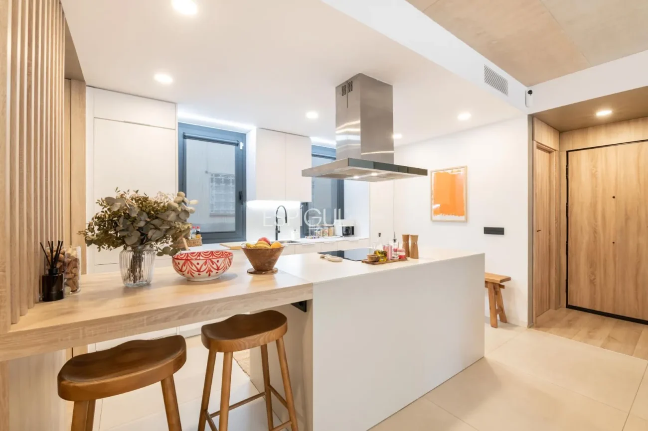 Modern apartment with a 77 m² garden and 2 parking spaces in the heart of Teià.