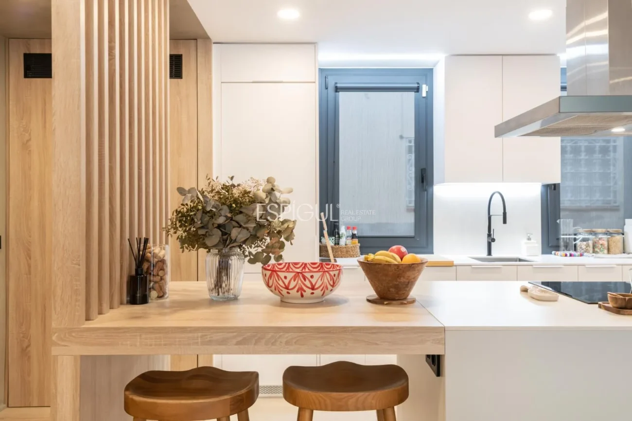 Modern apartment with a 77 m² garden and 2 parking spaces in the heart of Teià.