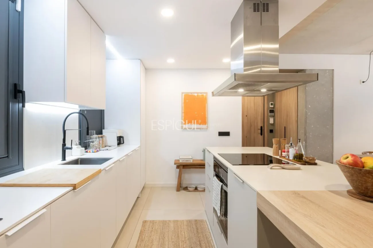 Modern apartment with a 77 m² garden and 2 parking spaces in the heart of Teià.