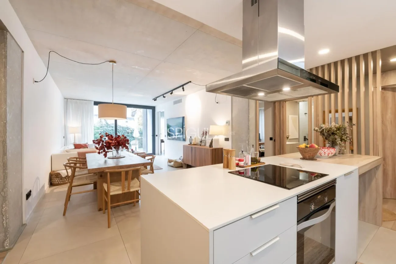 Modern apartment with a 77 m² garden and 2 parking spaces in the heart of Teià.