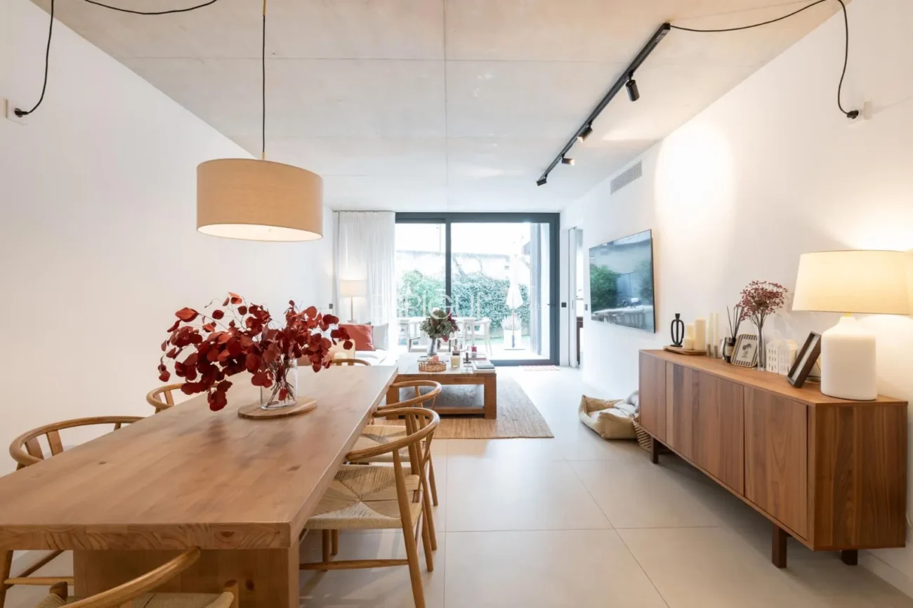 Modern apartment with a 77 m² garden and 2 parking spaces in the heart of Teià.