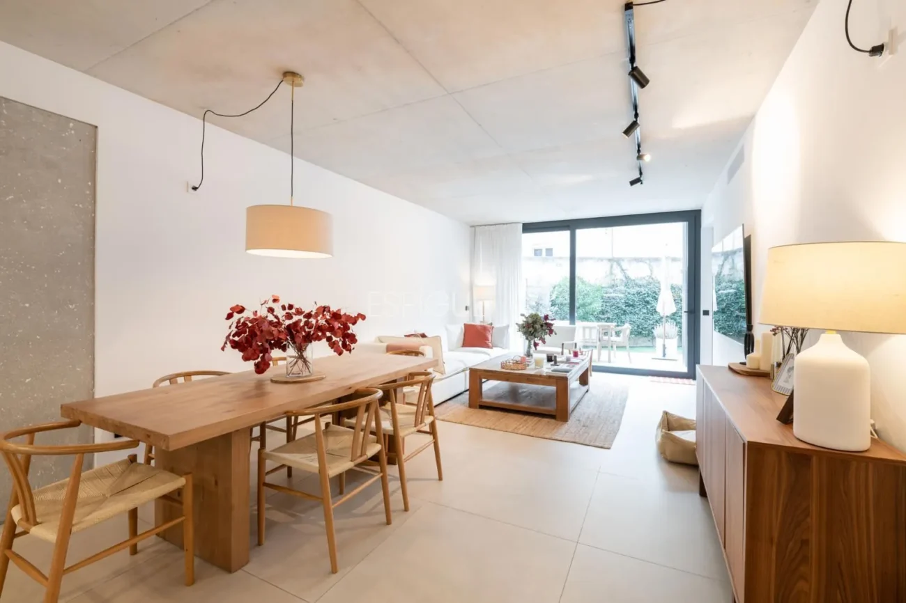 Modern apartment with a 77 m² garden and 2 parking spaces in the heart of Teià.