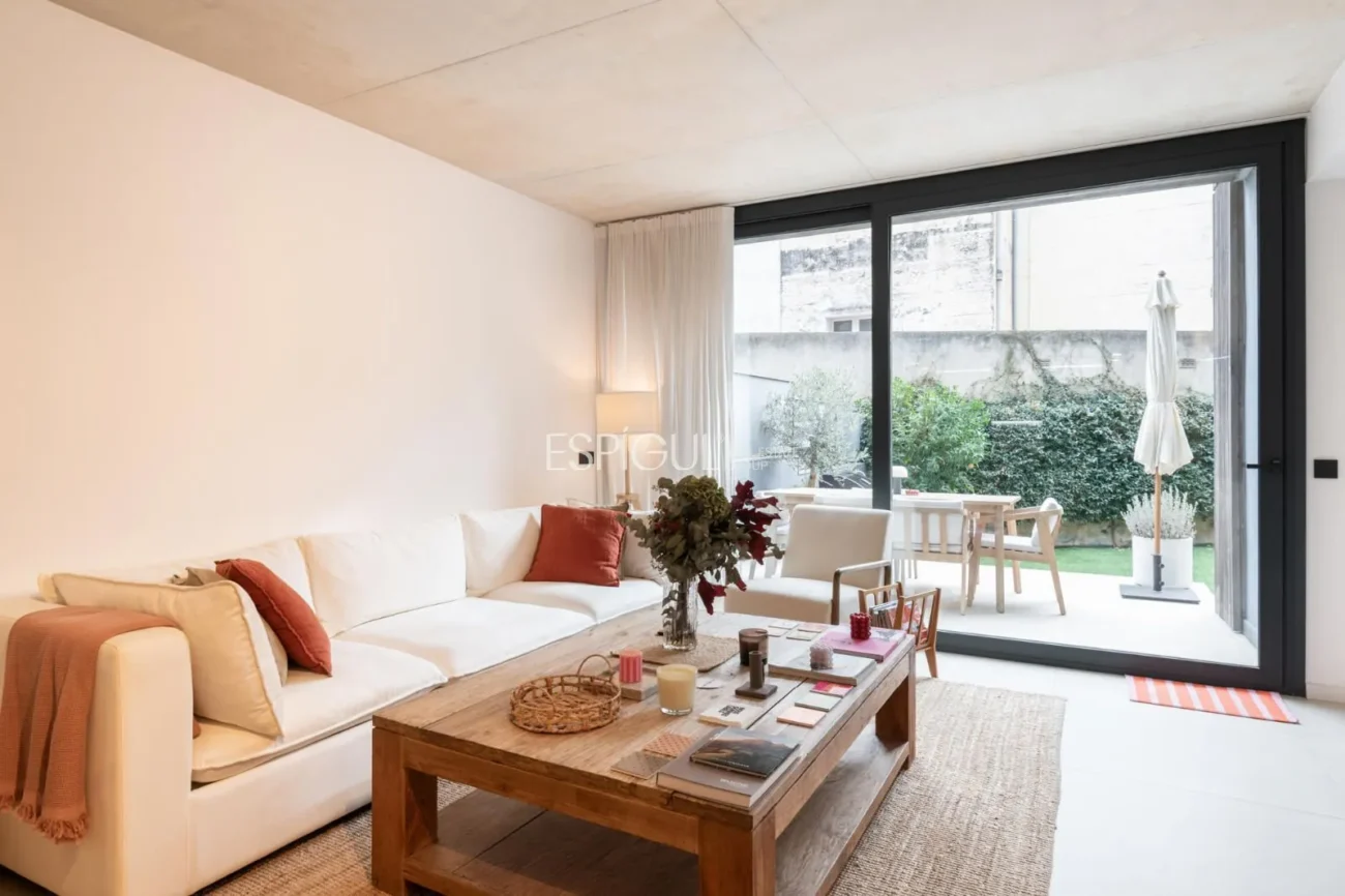 Modern apartment with a 77 m² garden and 2 parking spaces in the heart of Teià.