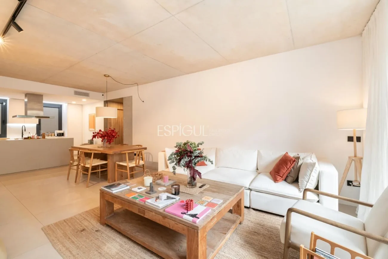 Modern apartment with a 77 m² garden and 2 parking spaces in the heart of Teià.