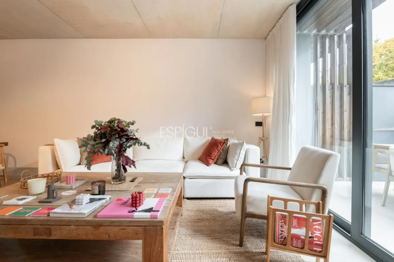 Modern apartment with a 77 m² garden and 2 parking spaces in the heart of Teià.