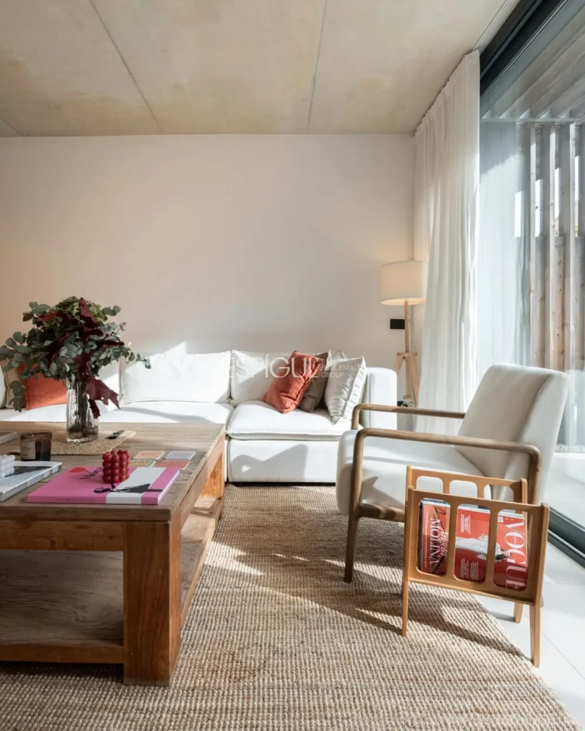 Modern apartment with a 77 m² garden and 2 parking spaces in the heart of Teià.