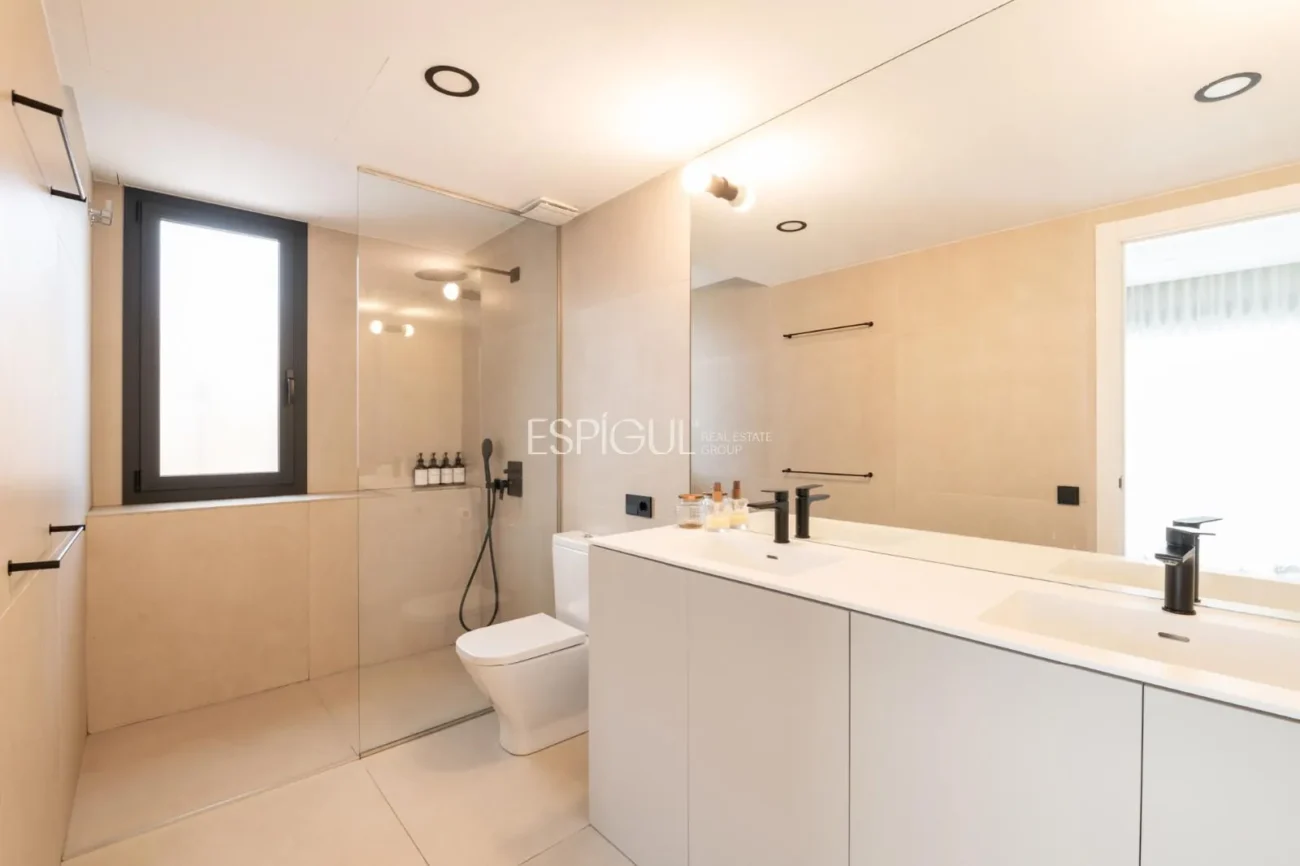 Modern apartment with a 77 m² garden and 2 parking spaces in the heart of Teià.