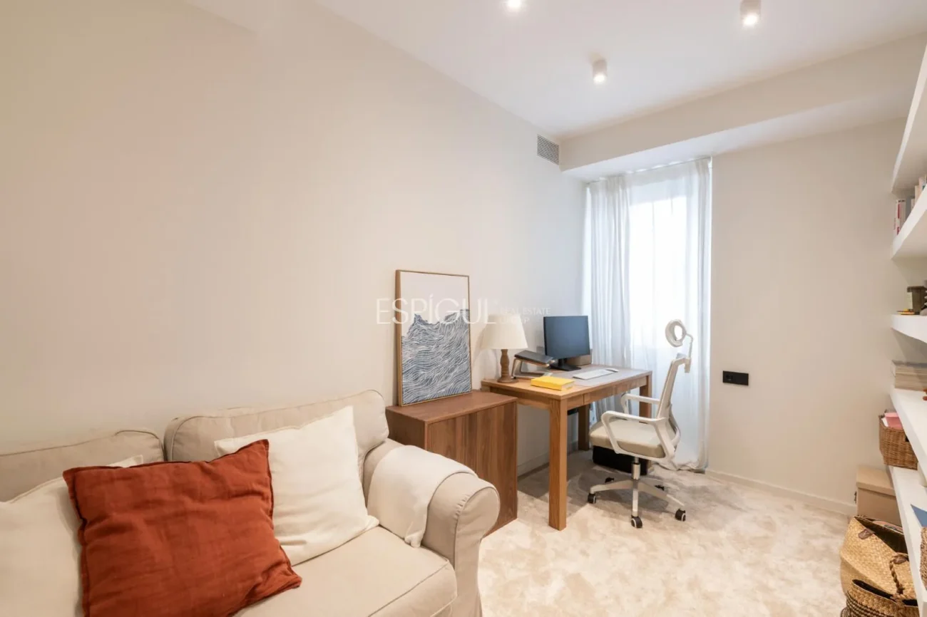 Modern apartment with a 77 m² garden and 2 parking spaces in the heart of Teià.