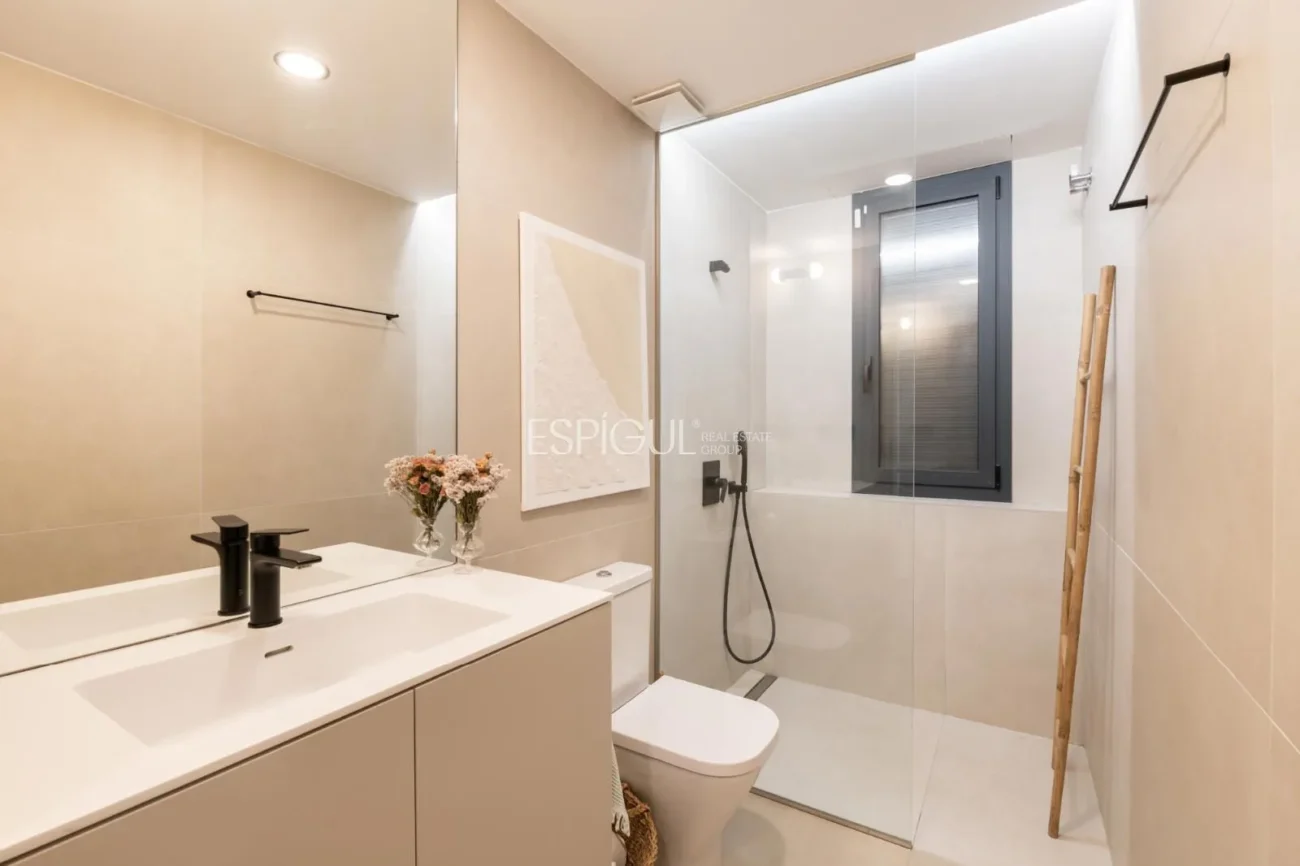 Modern apartment with a 77 m² garden and 2 parking spaces in the heart of Teià.