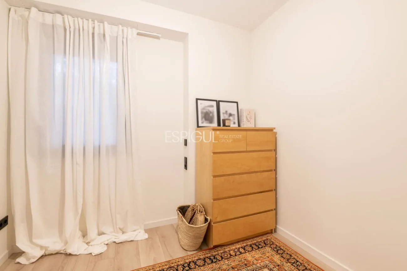 Modern apartment with a 77 m² garden and 2 parking spaces in the heart of Teià.