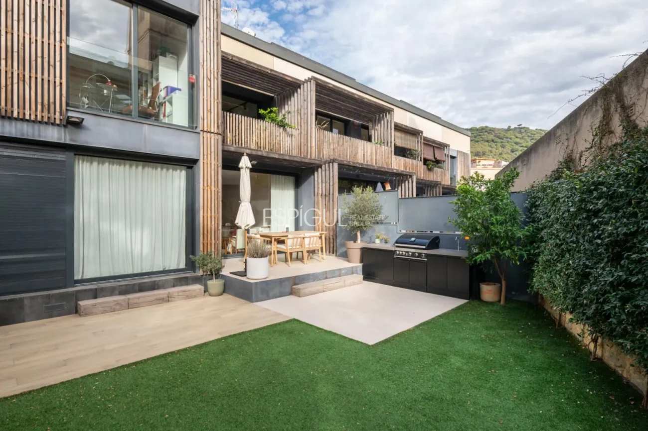 Modern apartment with a 77 m² garden and 2 parking spaces in the heart of Teià.