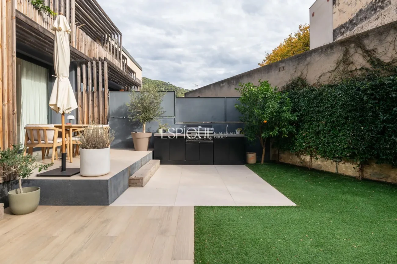 Modern apartment with a 77 m² garden and 2 parking spaces in the heart of Teià.