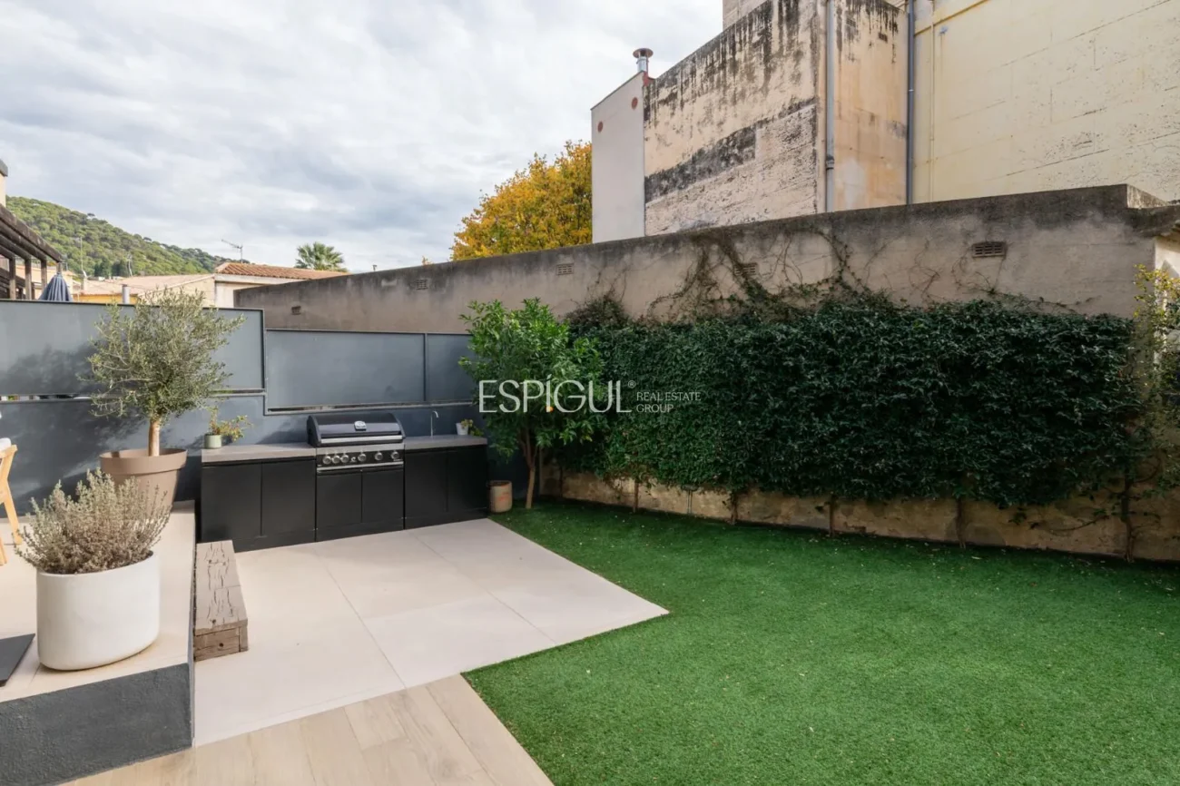 Modern apartment with a 77 m² garden and 2 parking spaces in the heart of Teià.