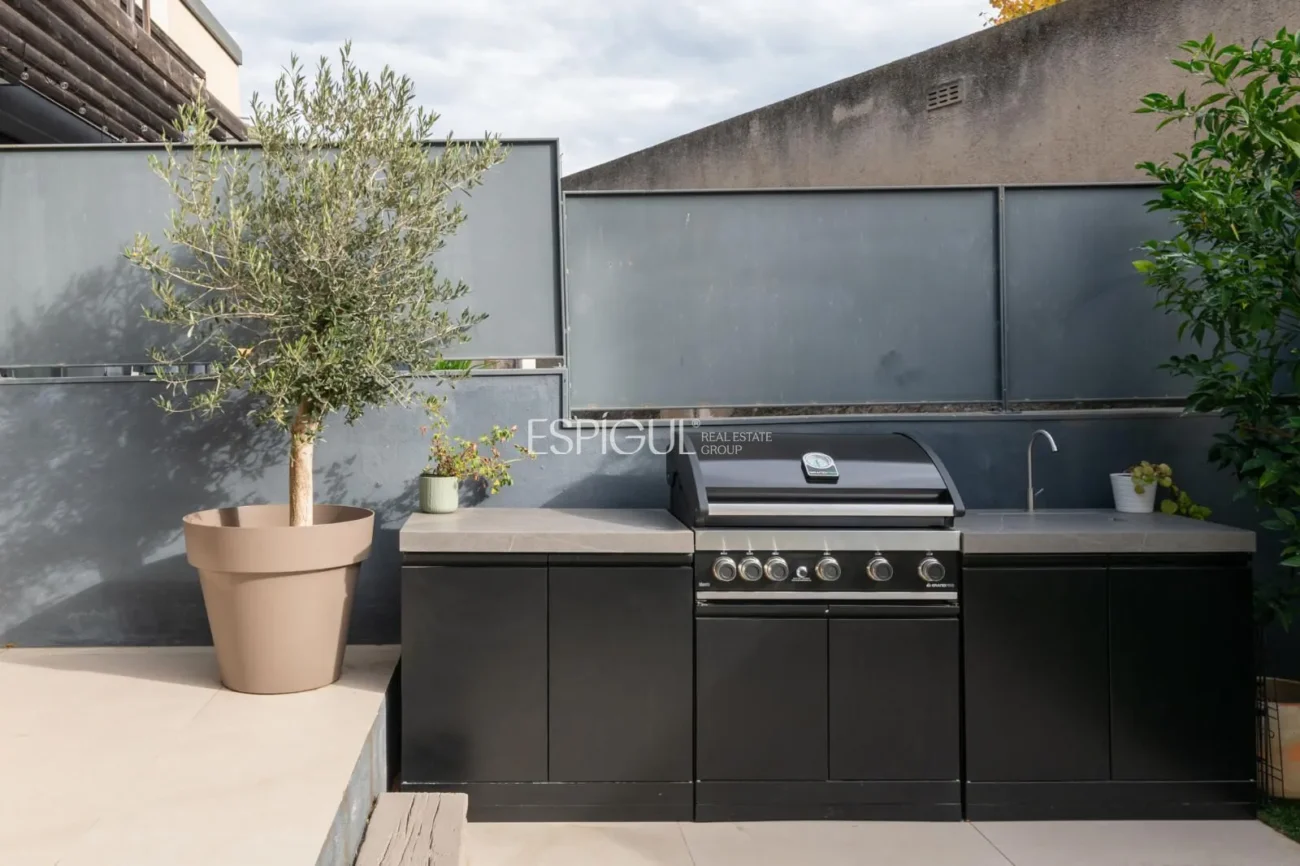 Modern apartment with a 77 m² garden and 2 parking spaces in the heart of Teià.