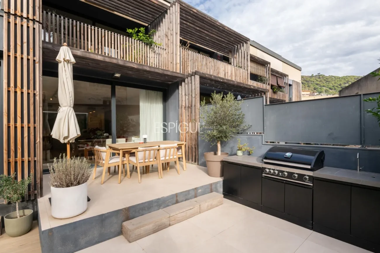 Modern apartment with a 77 m² garden and 2 parking spaces in the heart of Teià.