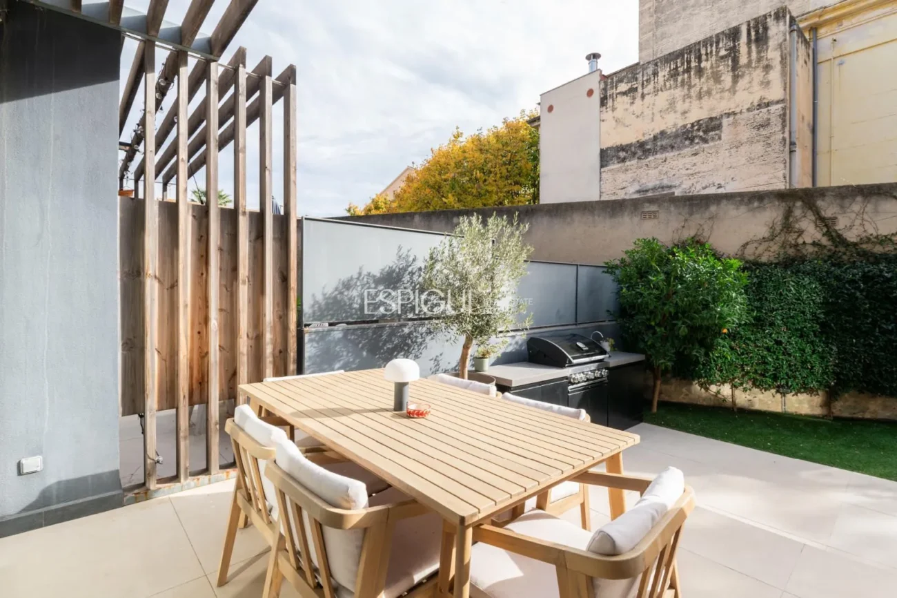 Modern apartment with a 77 m² garden and 2 parking spaces in the heart of Teià.